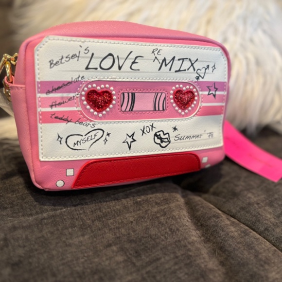 *~*🎶🩷 NEW BETSEY JOHNSON Pink CROSSBODY Vintage Cassette LOVE REMiX Tape PURSE - Picture 3 of 6
